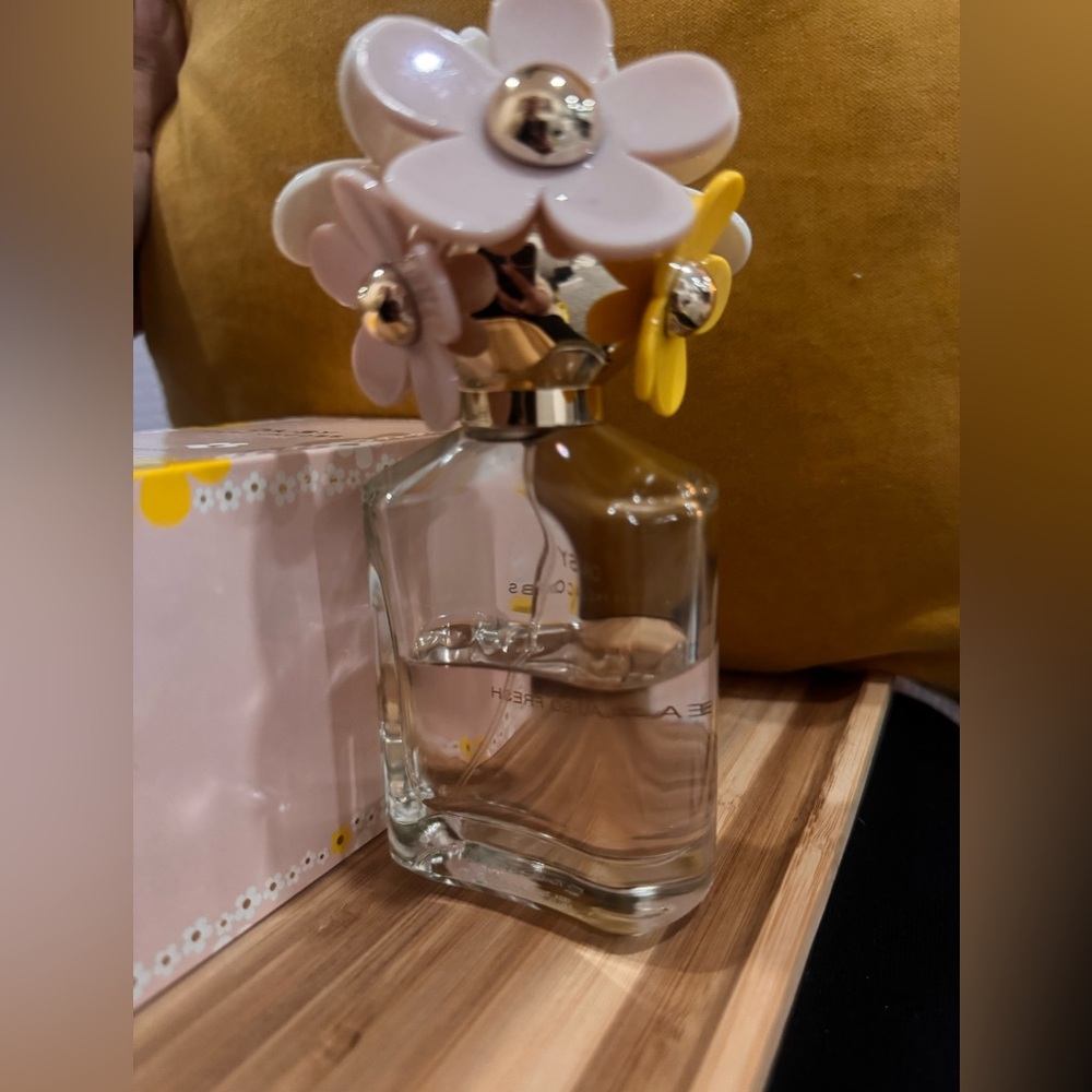 Marc Jacobs Daisy Eau So Fresh 75ml half full bottle - Picture 4 of 4